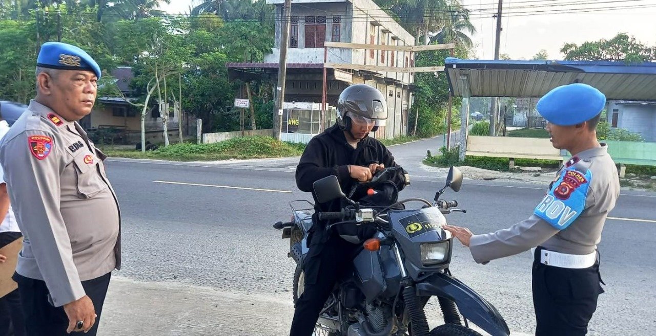 Baru Saja Menjabat Sebagai Wakapolres Aceh Timur Langsung Pimpin Razia Kelengkapan Surat Kendaraan Personil Buat Yang Terbaik