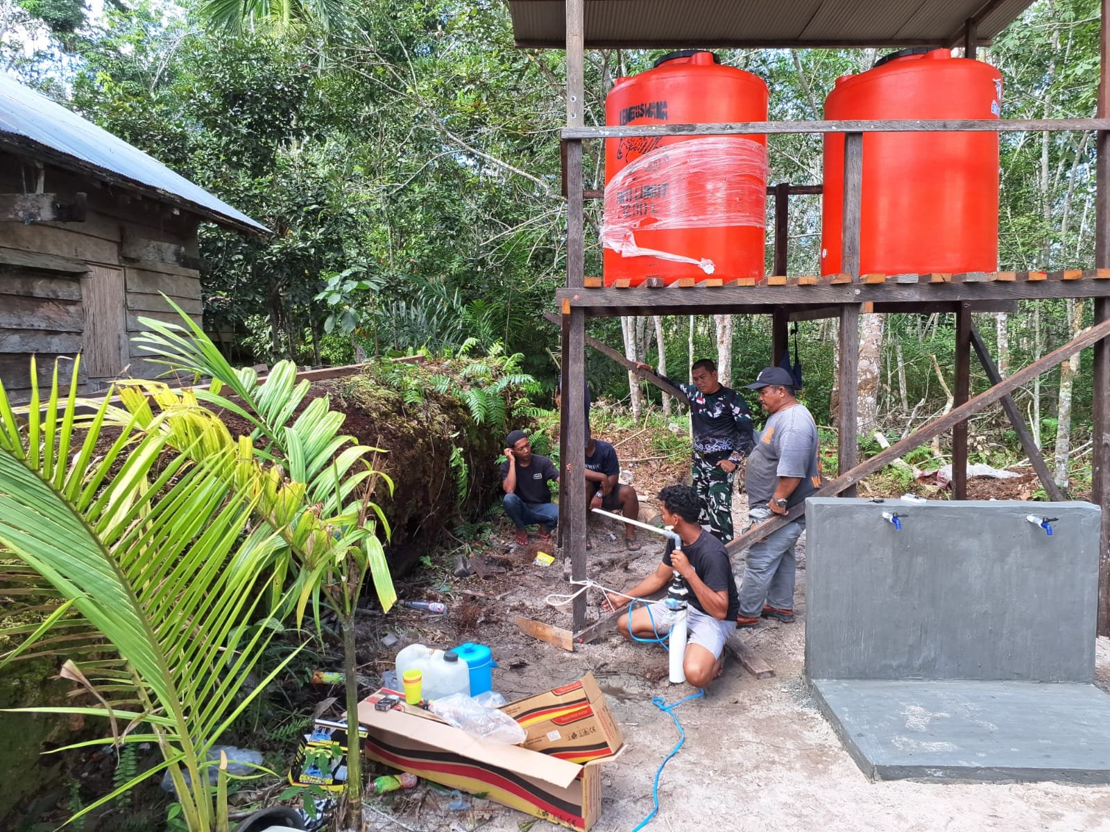 Pergantian pompa sumur bor di fasilitas air bersih yang di bangun Satgas TMMD ke 119 Kodim 0912/ Kubar. ( foto : Dok TMMD)
