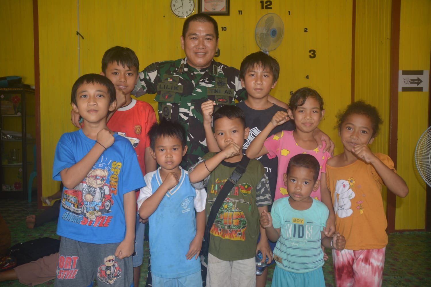 Pasi Ter Kodim 0912/ Kubar saat bermain dan bercerita dengan anak - anak Kampung Kelian ( Dok TMMD)