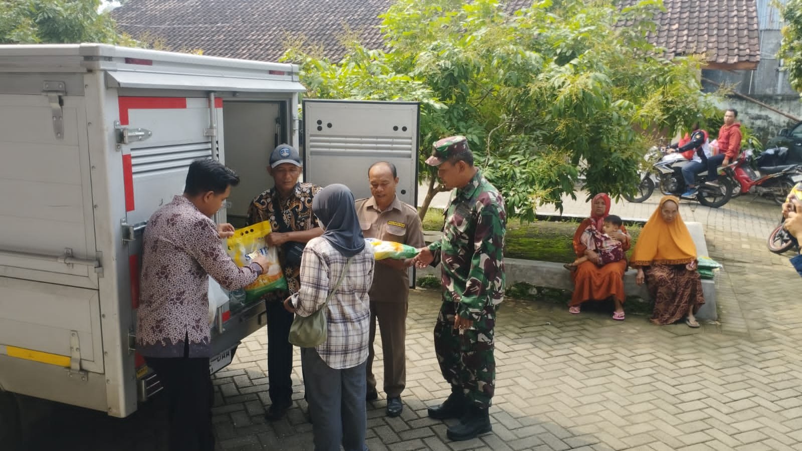 Jaga Stabilitas Pangan, Danramil 0815/Gondang Bareng Forkopimcam Pantau Langsung Operasi Pasar