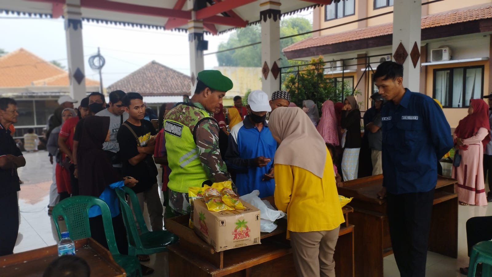 Jaga Stabilitas Pangan, Danramil 0815/Gondang Bareng Forkopimcam Pantau Langsung Operasi Pasar