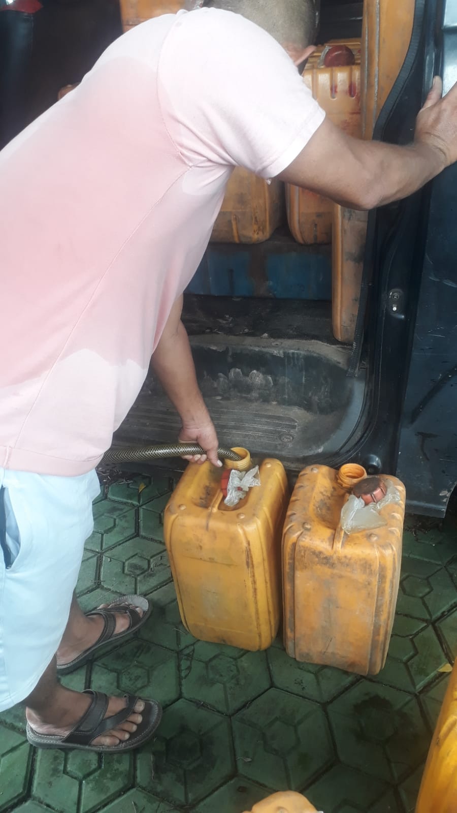 SPBU 24.331.162 Desa Kampung Jeruk Membiarkan Para Pengerit Minyak BBM Subsidi Jenis Pertalite