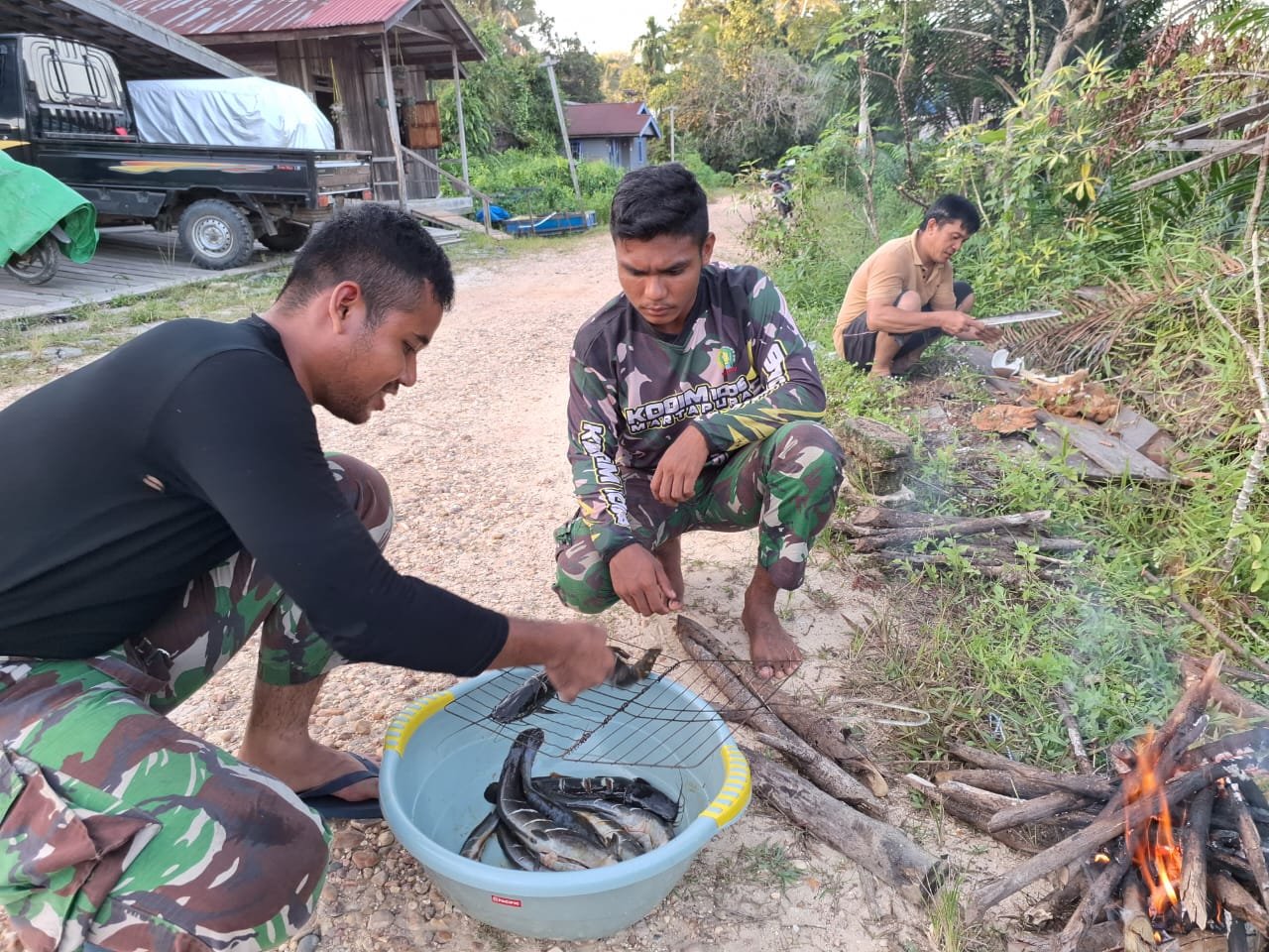 Pupuk Rasa Kebersamaan Satgas dan Warga Bakar Ikan