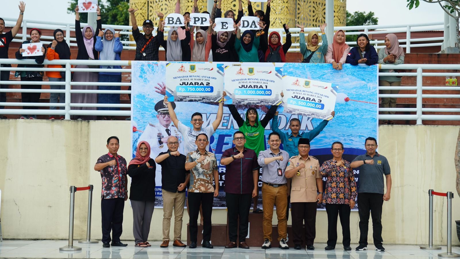 Majalahglobal.com, Mojokerto - Cara unik dilakukan Pemkot Mojokerto untuk menjaga kebugaran para ASN, yakni dengan mengadakan kegiatan “Mendadak Renang” di Pemandian Sekarsari, Jumat (1/3/2024). Kegiatan yang bersifat fun game ini diikuti oleh masing-masing perwakilan Organisasi Perangkat Daerah (OPD) dan pemuda kelurahan se Kota Mojokerto. “Saya ingin ASN Pemkot Mojokerto sehat-sehat, karena kesehatan adalah modal utama untuk menjalankan tugas dan tanggungjawab dalam melayani masyarakat,” ungkap Penjabat (Pj.) Wali Kota Mojokerto, Moh. Ali Kuncoro. Selain itu, Ali Kuncoro yang juga Kepala Dinas Pemuda dan Olahraga (Dispora) Provinsi Jawa Timur ini mengatakan bahwa kegiatan mendadak renang ini juga sebagai bentuk kebersamaan dan kekompakan antar OPD di lingkungan Pemkot Mojokerto. “Kebersamaan ini harus terus kita bangun, ini sebuah keceriaan bersama, dan saya minta tolong kegiatan-kegiatan yang positif mari terus kita laksanakan," ujarnya. "Saya minta tolong mari kita bekerja keras, kita sama-sama terus bikin sebuah kehangatan biar kita semakin semangat untuk membawa Kota Mojokerto ke arah yang lebih baik," tambahnya. Sosok yang akrab disapa Mas Pj ini ingin seluruh masyarakat Kota Mojokerto dapat memanfaatkan sebaik mungkin seluruh aset Pemkot Mojokerto salah satunya Pemandian Sekarsari. "Ini adalah aset Pemkot yang harus kita makmurkan. Masyarakat harus memanfaatkan fasilitas ini, masyarakatnya sehat, Pendapatan Asli Daerah (PAD) nya meningkat," ucap Mas Pj. Kedepan, ia ingin kegiatan olahraga seperti ini terus dilakukan dengan memanfaatkan aset-aset yang dimiliki Pemkot Mojokerto. Kegiatan mendadak renang ini diikuti oleh 38 orang perwakilan OPD serta 18 orang perwakilan kelurahan, dimana masing-masing peserta menempuh lintasan renang sejauh 25 meter. Dengan total hadiah jutaan rupiah, serta banyak doorprice menarik lainnya. (Jay)