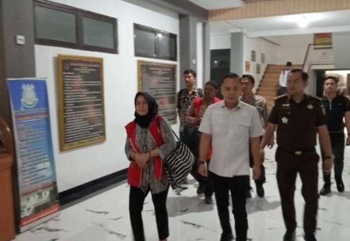 Tim Kejari Sidoarjo Ketika Hendak Menahan Para Tersangka Kasus Dugaan Korupsi di Perumda Delta Tirta Sidoarjo