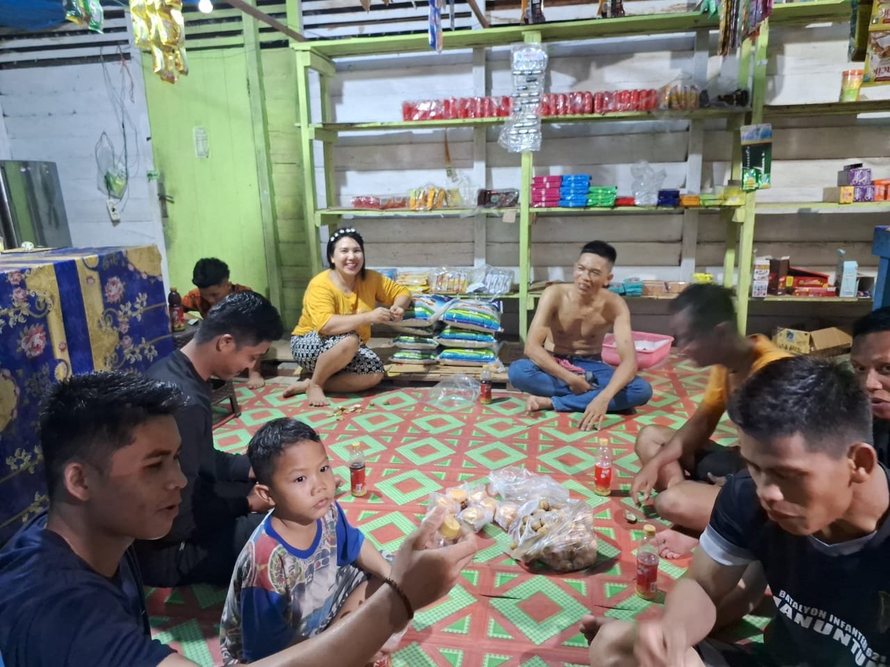 Keakraban personel TMMD dengan orang tua asuh ( Dok TMMD)