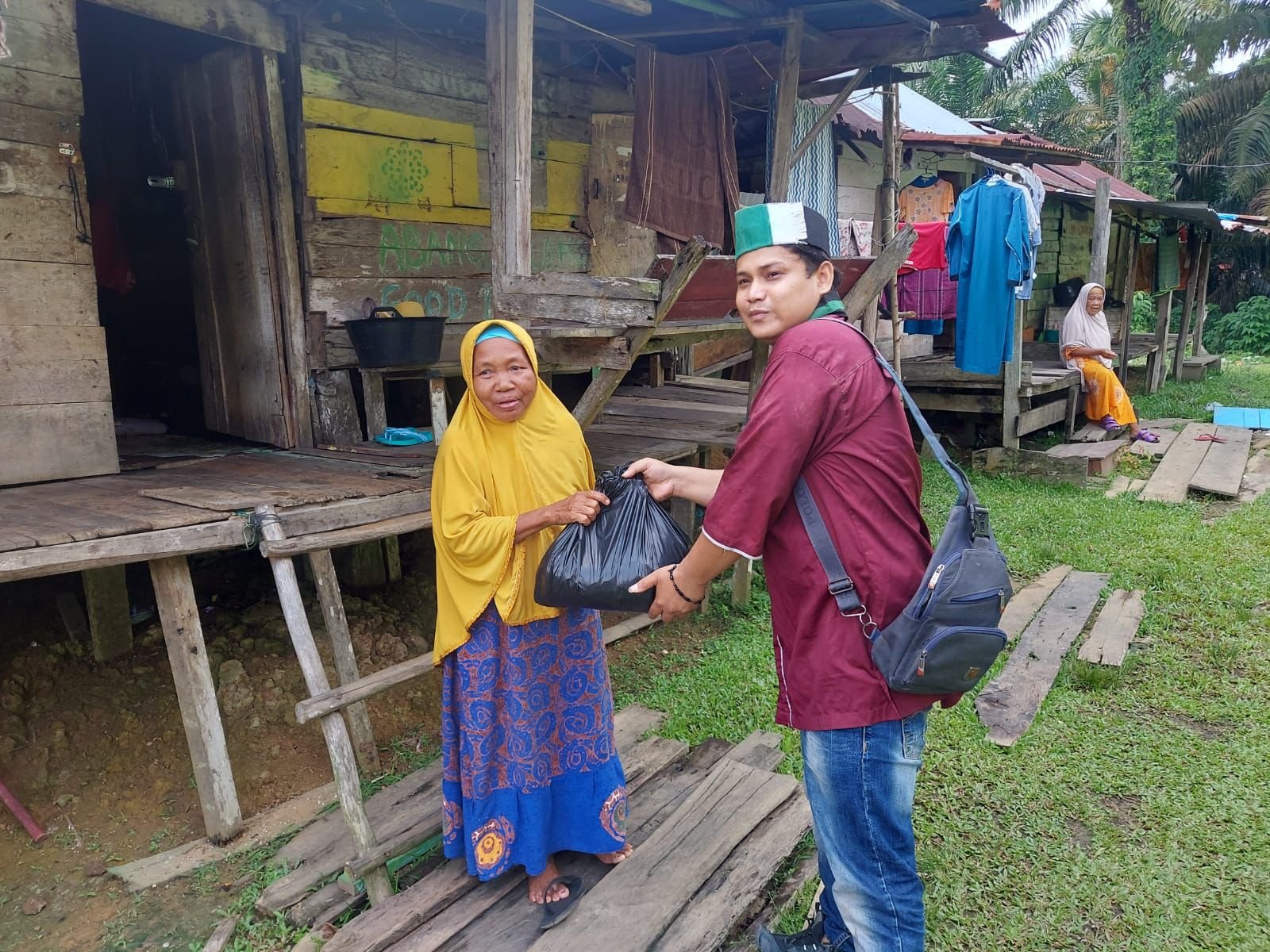 Sinergitas Polres Tebo Bersama HMI Bagikan Sembako Kepada Ibu Ibu Panti Jompo Di Ponpes Nurul Jalal