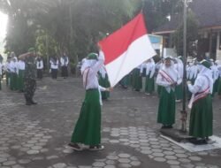 Babinsa Koramil 0815/16 Pacet Ajarkan Disiplin Siswa MI Miftahul Ulum