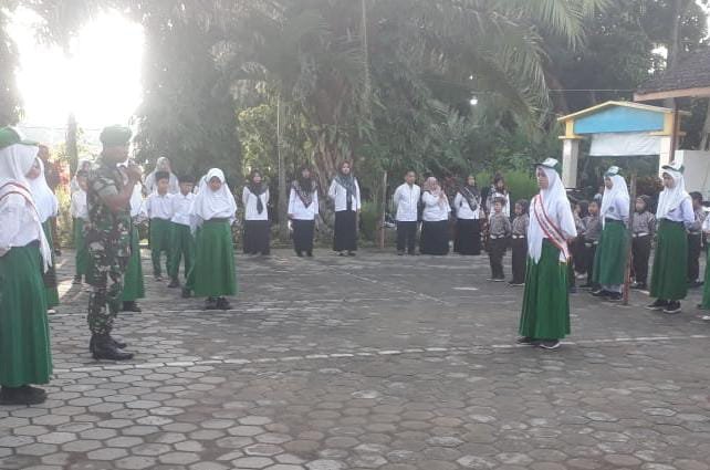 Babinsa Koramil 0815/16 Pacet Ajarkan Disiplin Siswa MI Miftahul Ulum