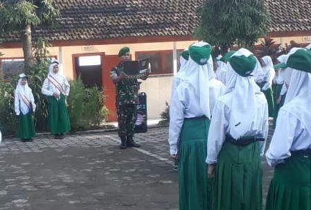 Babinsa Koramil 0815/16 Pacet Ajarkan Disiplin Siswa MI Miftahul Ulum