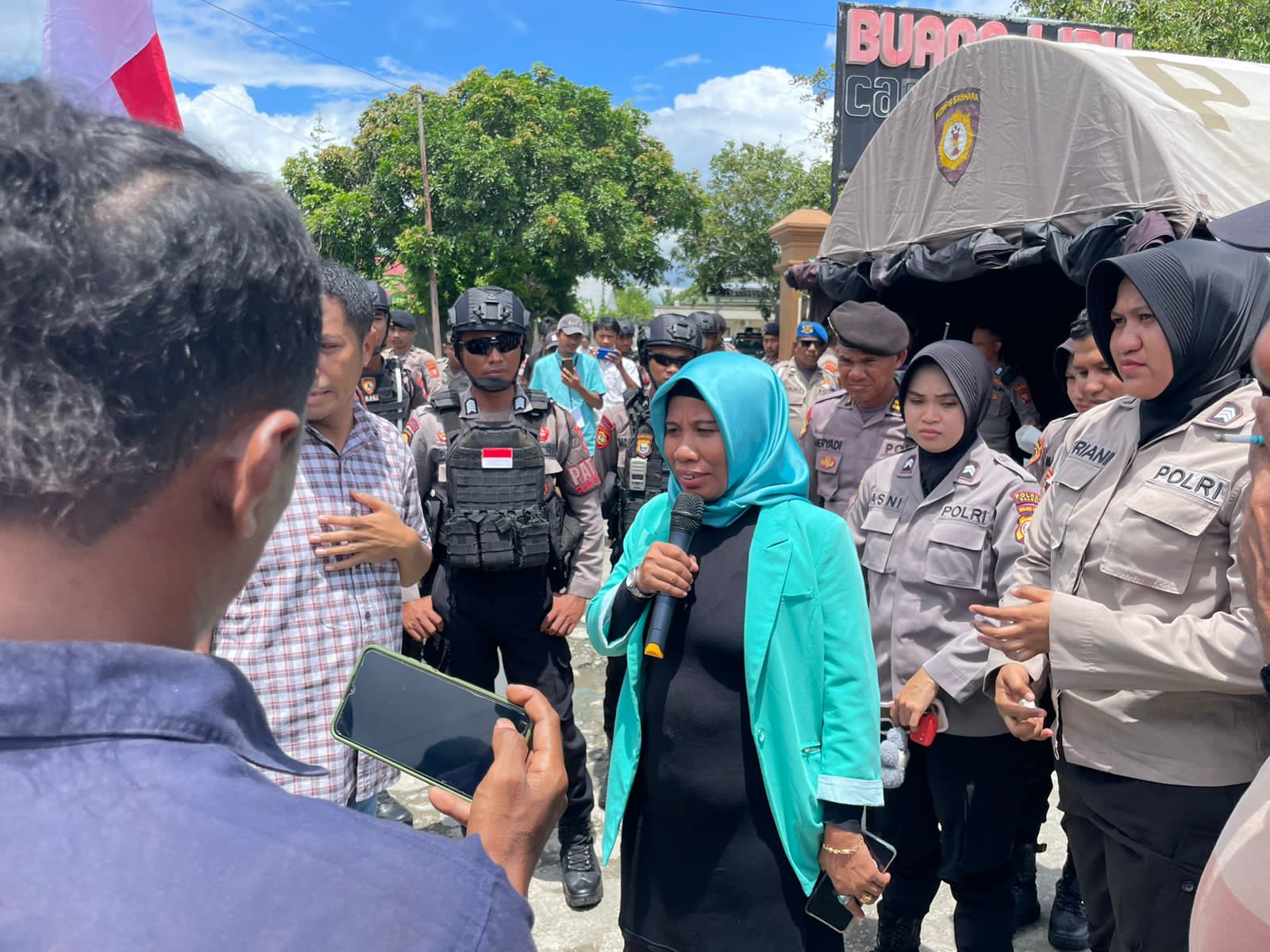 Puluhan wartawan Melakukan Aksi Demo di Depan Hotel Buana Lipu Desa' Mandoong Kecamatan Bacan Selatan