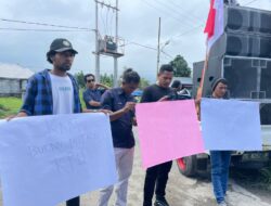 Puluhan wartawan Melakukan Aksi Demo di Depan Hotel Buana Lipu Desa’ Mandoong Kecamatan Bacan Selatan