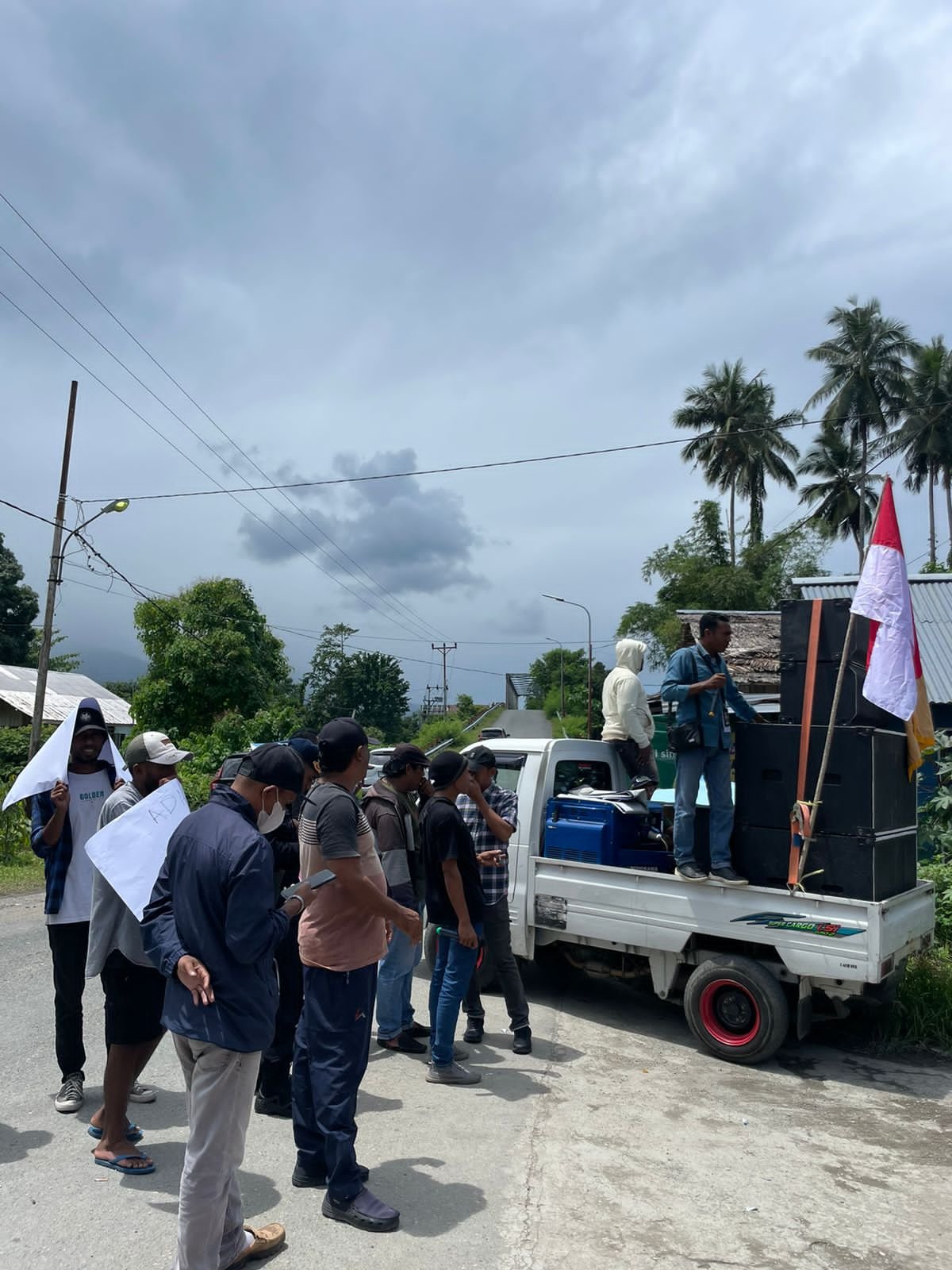 Puluhan wartawan Melakukan Aksi Demo di Depan Hotel Buana Lipu Desa' Mandoong Kecamatan Bacan Selatan