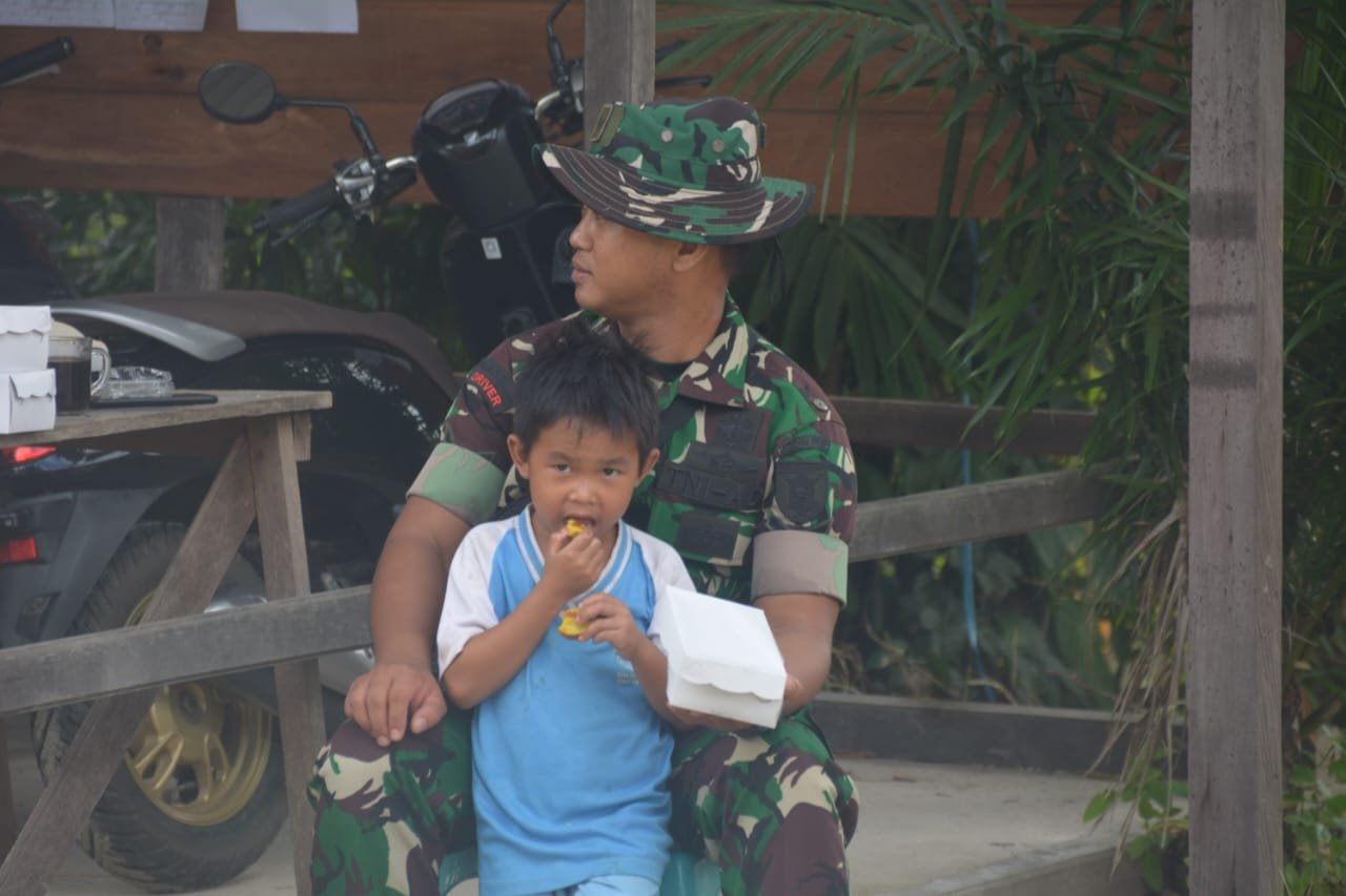 Satgas TMMD Akrab Dengan Anak- anak Tak Segan Berbagi Makanan