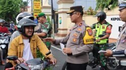 Operasi Keselamatan Semeru 2024, Polres Pamekasan Turun Jalan Berbagi Brosur Himbauan Kamseltibcarlantas