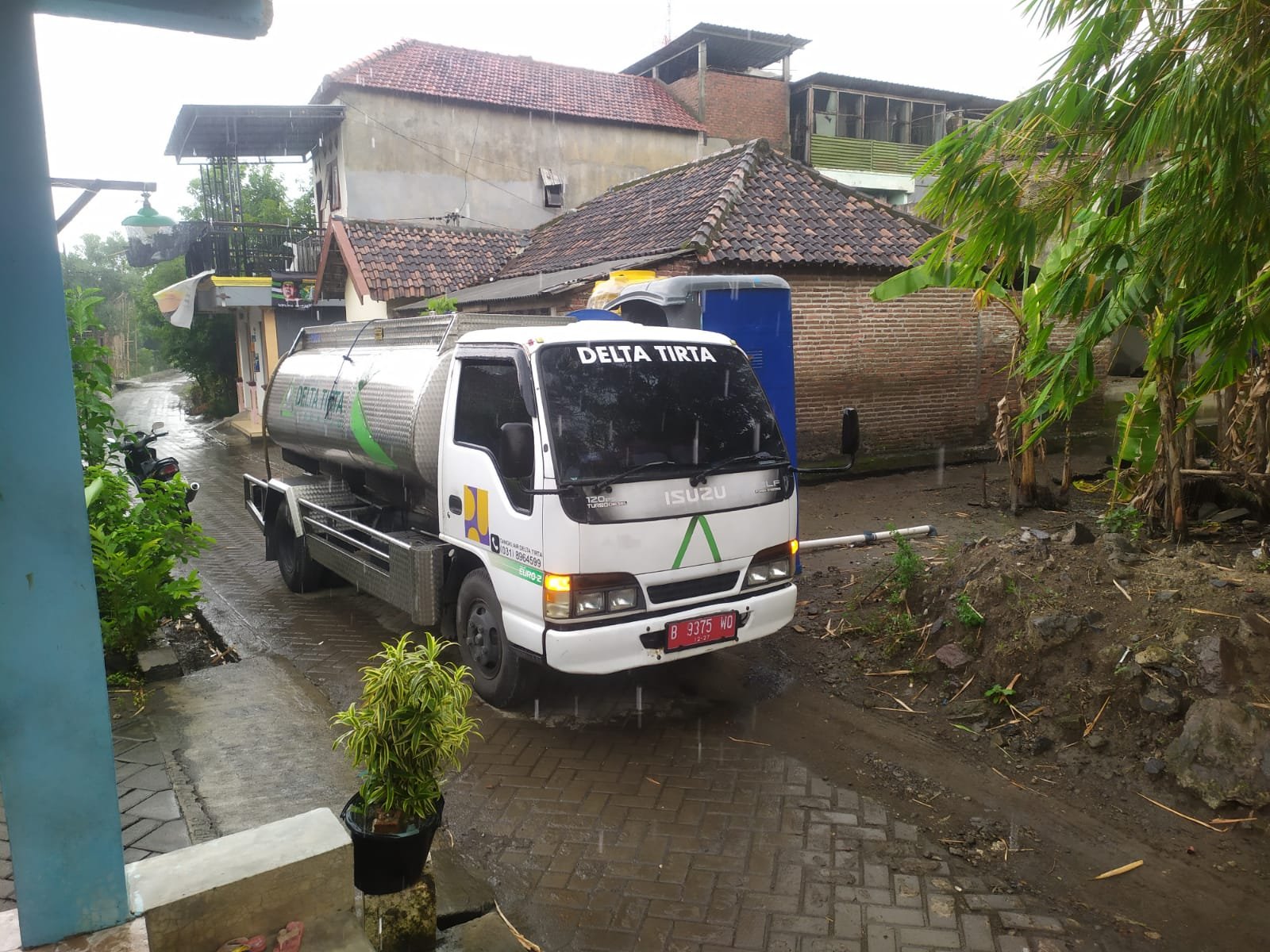 Perumda Delta Tirta Sidoarjo Salurkan 200 Ribu Liter Air Bersih untuk Korban Banjir