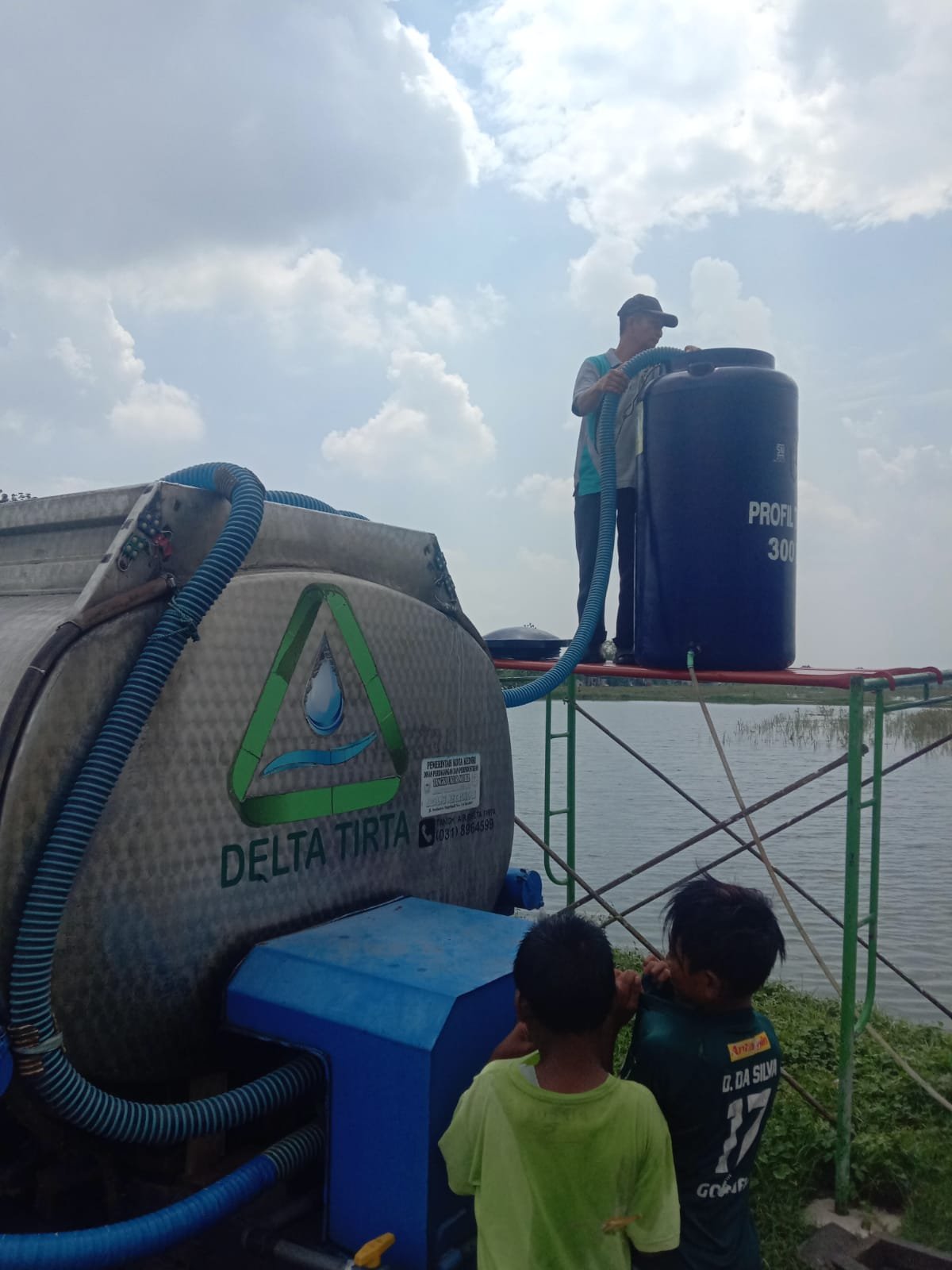 Perumda Delta Tirta Sidoarjo Salurkan 200 Ribu Liter Air Bersih untuk Korban Banjir