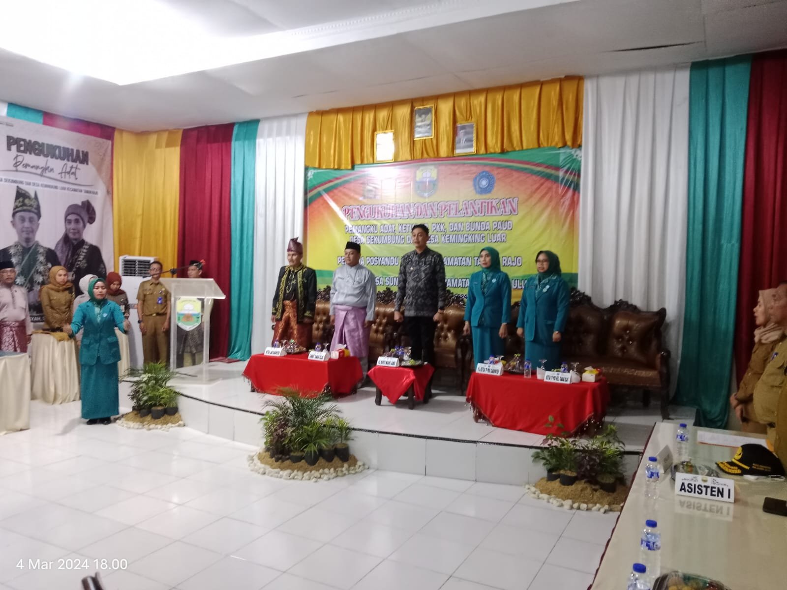 Kades kemingking luar Dan Kades Sekumbung Resmi Dikukuhkan Pj Bupati Muaro Jambi Sebagai Pemangku Adat