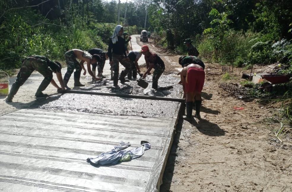 Ditengah Cuaca Terik, Satgas TMMD Kebut Semenisasi