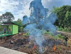 Warga dan Satgas TMMD Bersihkan Area Sekitar Fasilitas MCK