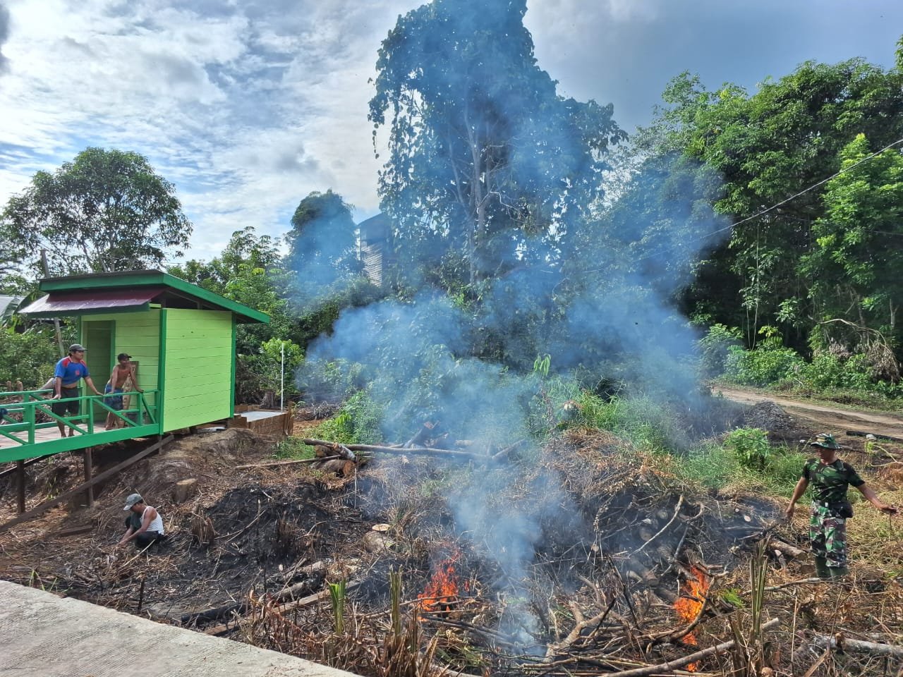 Satgas dan warga bersihkan area disekitar MCK.( Dok TMMD)
