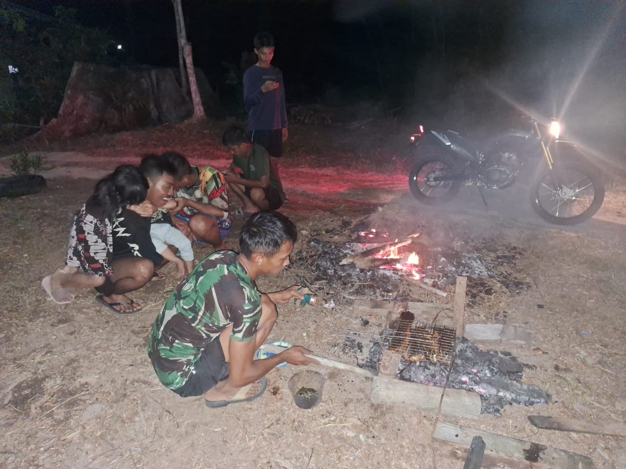 Bersama Orang Tua Asuh Satgas TMMD Bakar Ikan