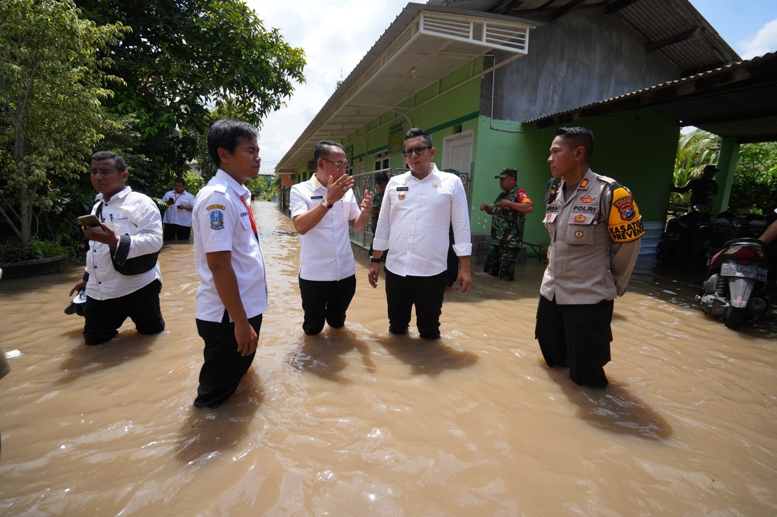 Banjir di Kota Mojokerto, Mas Pj Dirikan Dapur Umum, Maksimalkan Rumah Pompa Hingga Benahi Tanggul Rusak