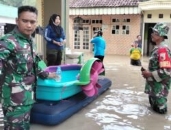 TNI – Polri – BPBD & Relawan Evakuasi Warga Terdampak Banjir Mojokerto