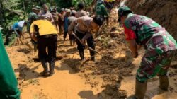 Gerak Cepat Polisi bersama TNI Bantu Warga Pacitan yang Terdampak Tanah Longsor