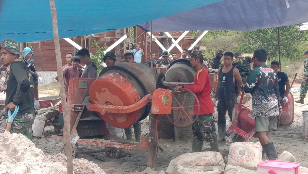 Warga turut membantu kegiatan satgas TMMD.( R.S)