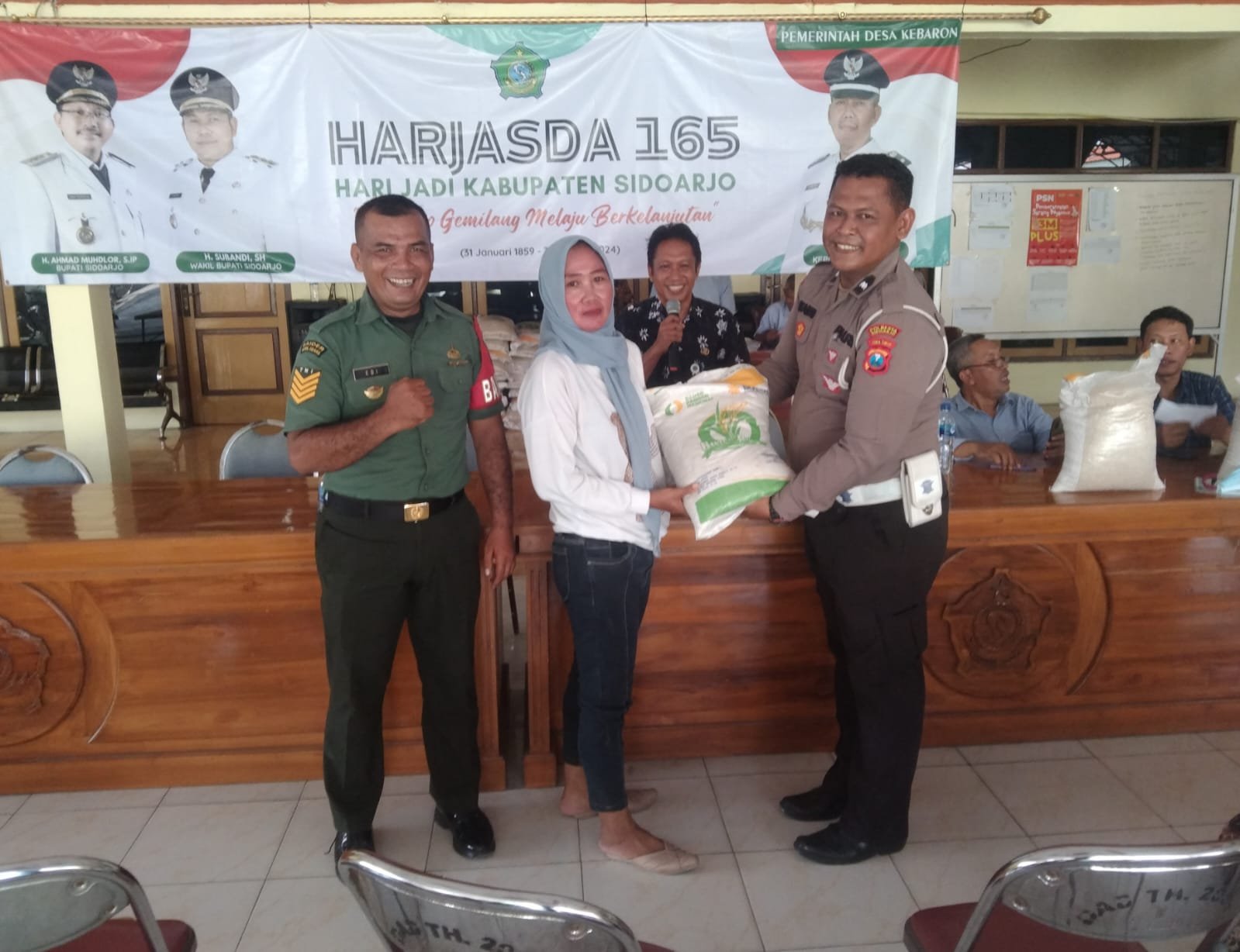 Babinsa & Bhabinkamtibmas Kelurahan Kebaron, Laksanakan Kegiatan Pendampingan Penyaluran Bantuan Pangan Untuk Masyarakat 