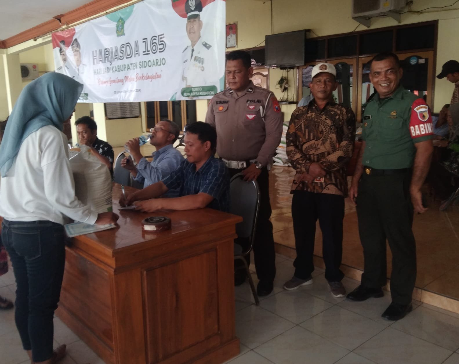 Babinsa & Bhabinkamtibmas Kelurahan Kebaron, Laksanakan Kegiatan Pendampingan Penyaluran Bantuan Pangan Untuk Masyarakat 