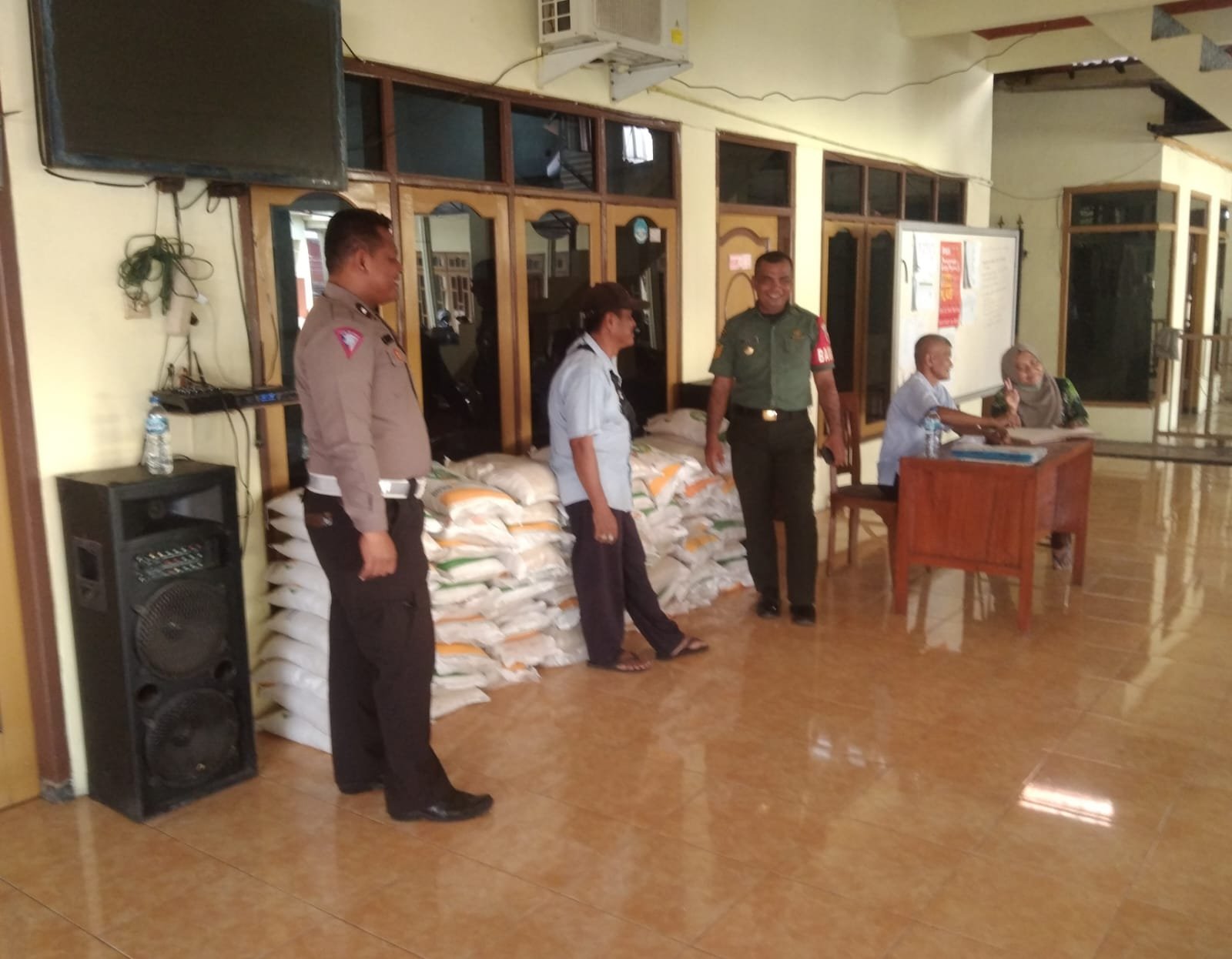 Babinsa & Bhabinkamtibmas Kelurahan Kebaron, Laksanakan Kegiatan Pendampingan Penyaluran Bantuan Pangan Untuk Masyarakat 