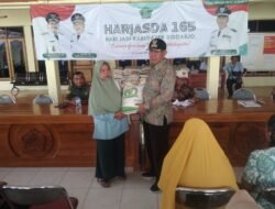 Babinsa & Bhabinkamtibmas Kelurahan Kebaron, Laksanakan Kegiatan Pendampingan Penyaluran Bantuan Pangan Untuk Masyarakat 