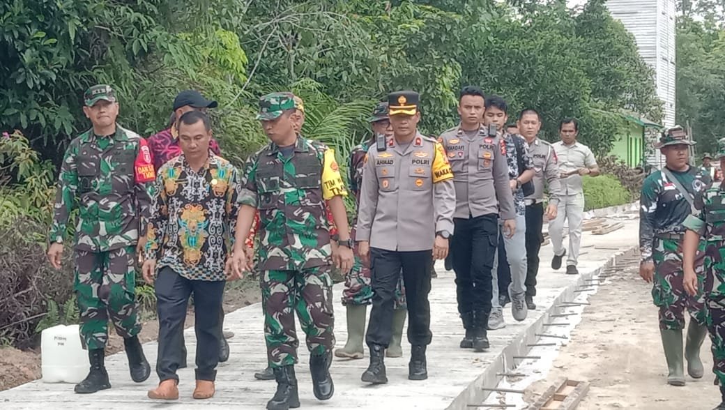 Tim Wasev Mabesad, Dansatgas TMMD ke 119, Perwakilan Pemkab Kubar, Wakapolres Kubar Tinjau Pelaksaan TMMD.( R.S)