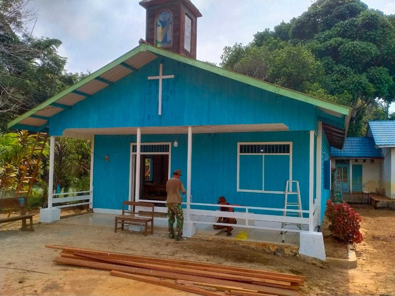 Pengerjaan finishing pengecatan Gereja Santa Theresia Kampung Tepulang.( Dok TMMD)