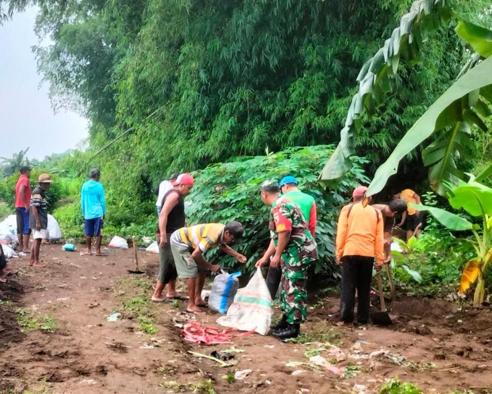 Cegah Terjadinya Luapan Air, Babinsa Sumbersono Bersama Masyarakat Perkuat Dinding Tanggul