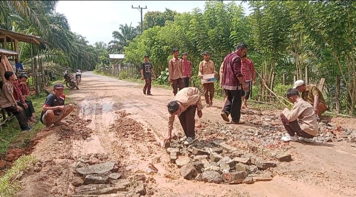 Tanamkan Rasa Kepedulian Siswa SMPN 29 Batang Hari Perbaiki Jalan Rusak