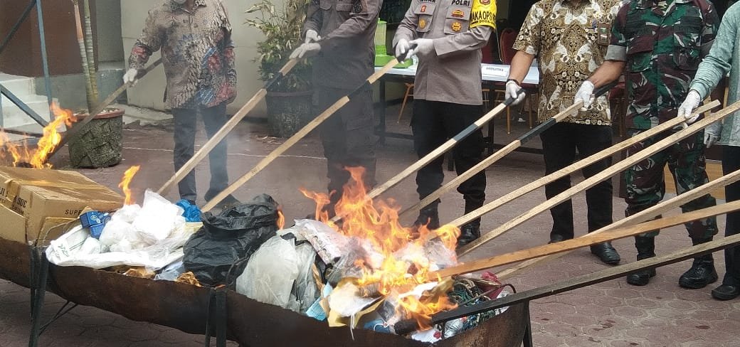 PJ Bupati Aceh Timur Hadiri Musnah BB Sitaan Sejak Juni 2023 Sampai Maret 2024. 107 Perkara