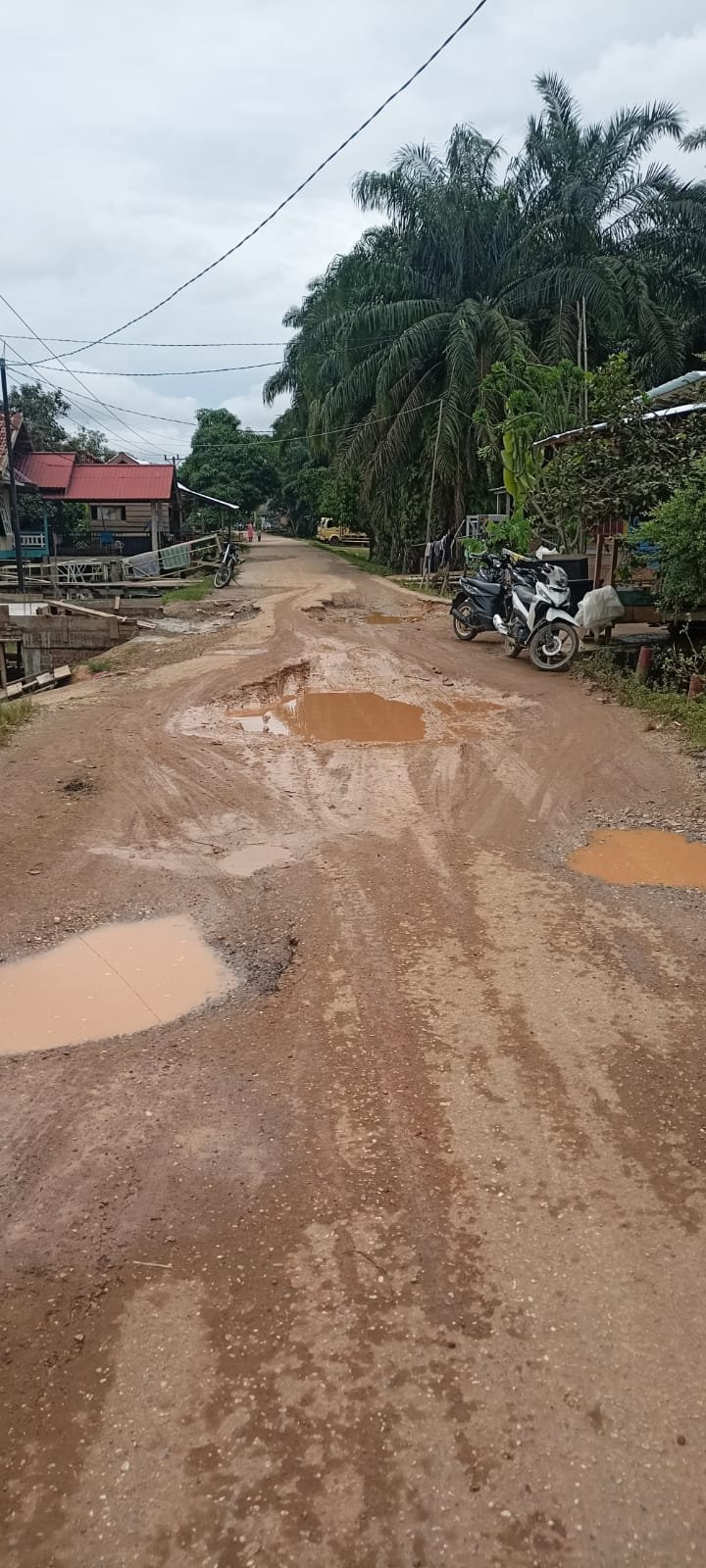 Warga Keluhkan Jalan Penghubung Ke Kecamatan Rusak Parah