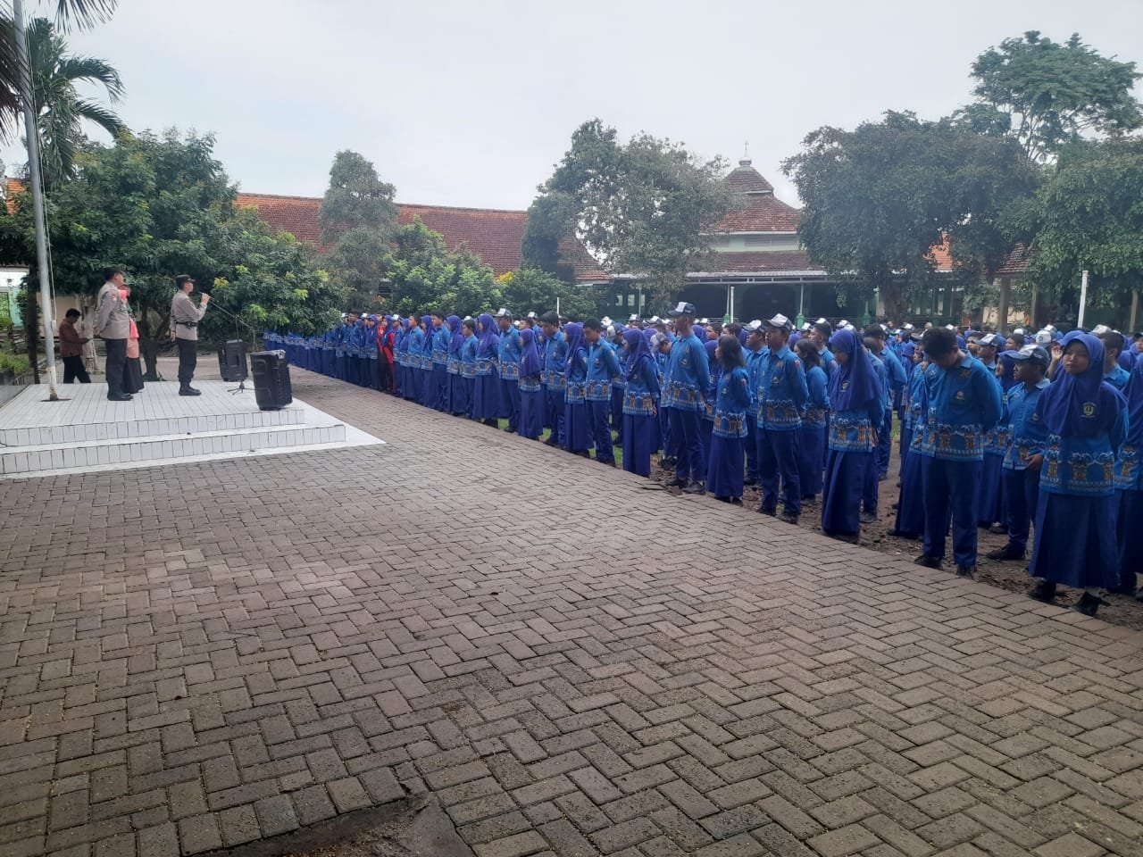 Kapolsek Dlanggu Gelorakan Aksi Keselamatan Berlalu Lintas dan Tanamkan Jiwa Nasionalisme ke Pelajar