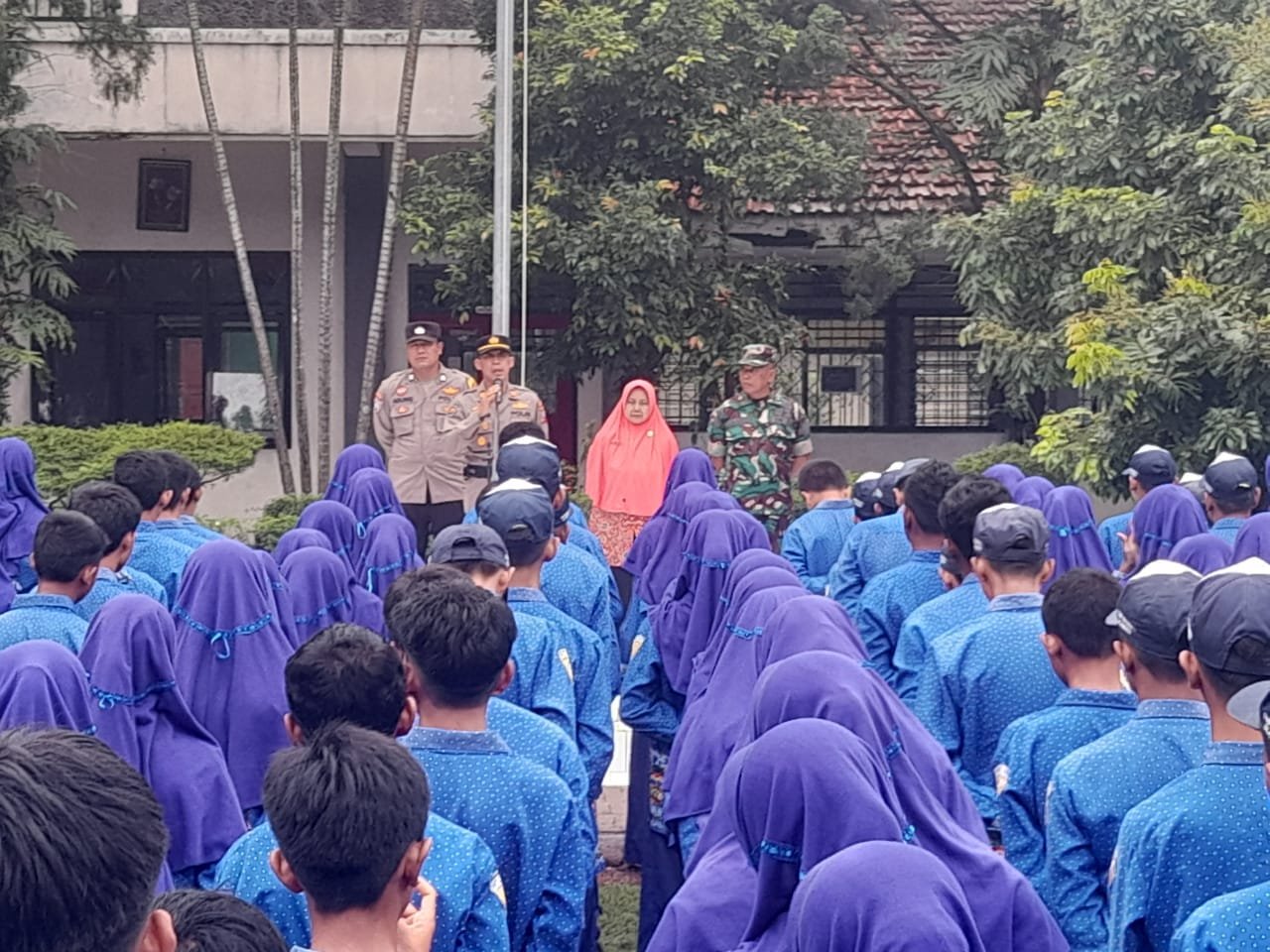 Kapolsek Dlanggu Gelorakan Aksi Keselamatan Berlalu Lintas dan Tanamkan Jiwa Nasionalisme ke Pelajar