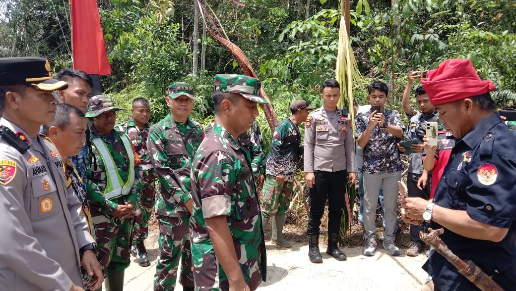 Tim Wasev saat disambut upacara Adat Tepung Tawar dalam rangka peninjauan TMMD di Kampung Kelian Kecamatan Damai.( R.S)