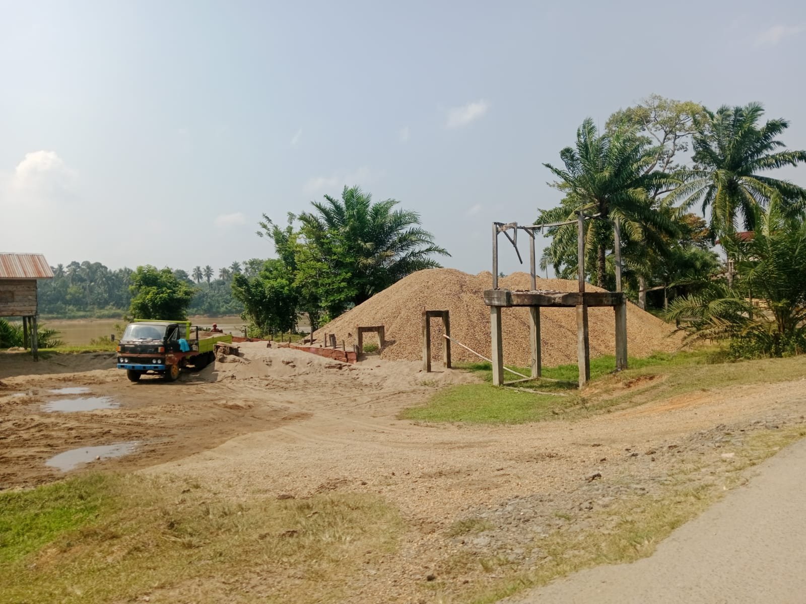 Bisnis Kerikil Biang Perusak Jalan Penghubung Simp Sungai Rengas Menuju Peninjauan