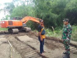 Minimalisir Banjir, Babinsa Dampingi Dinas PUPR Normalisasi Sungai Sadar