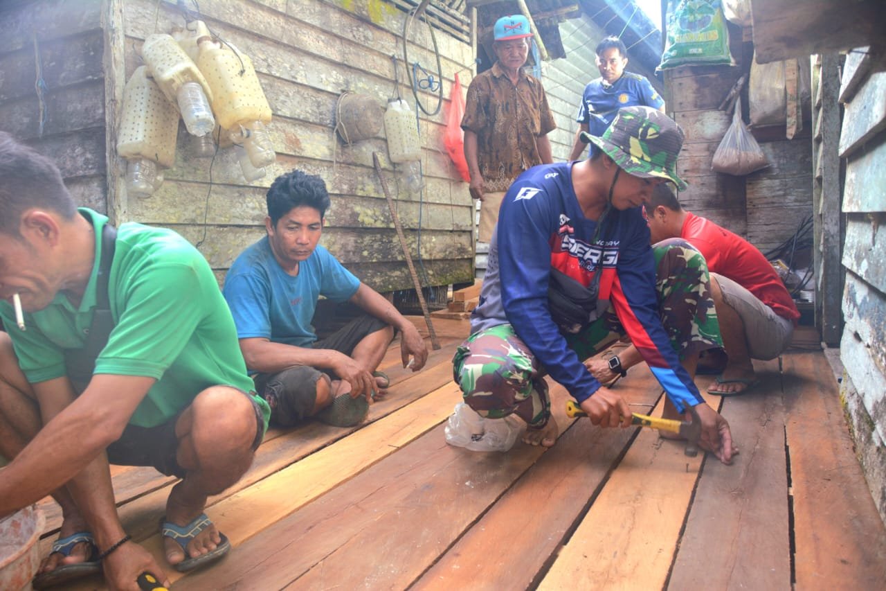 Satgas Bantu Rehab Bangunan Dapur Staf Adat Kampung Kelian