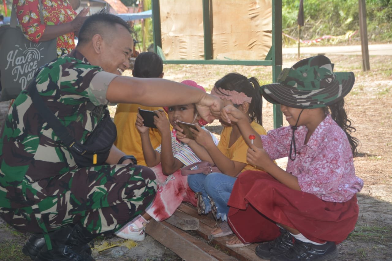 Serda Adi Sembari bermain dengan anak2, dia juga berikan motivasi agar anak2 kelian mau jadi TNI untuk ikut serta membangun dan menjaga NKRI