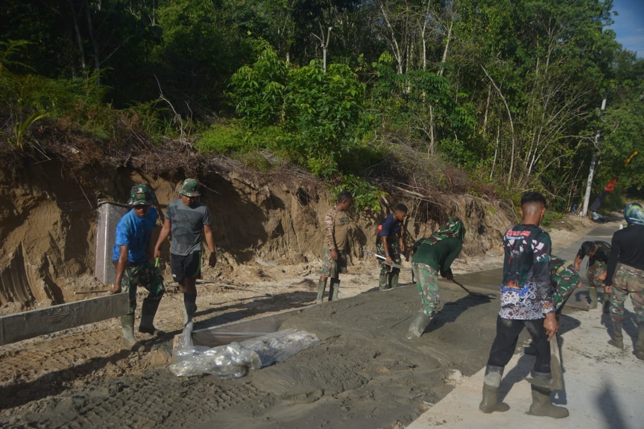 Bersama Warga Kelian, Satgas TMMD Terus ke kejar Target selesaikan Semenisasi jalan yg di pimpin oleh Sertu Jumhari