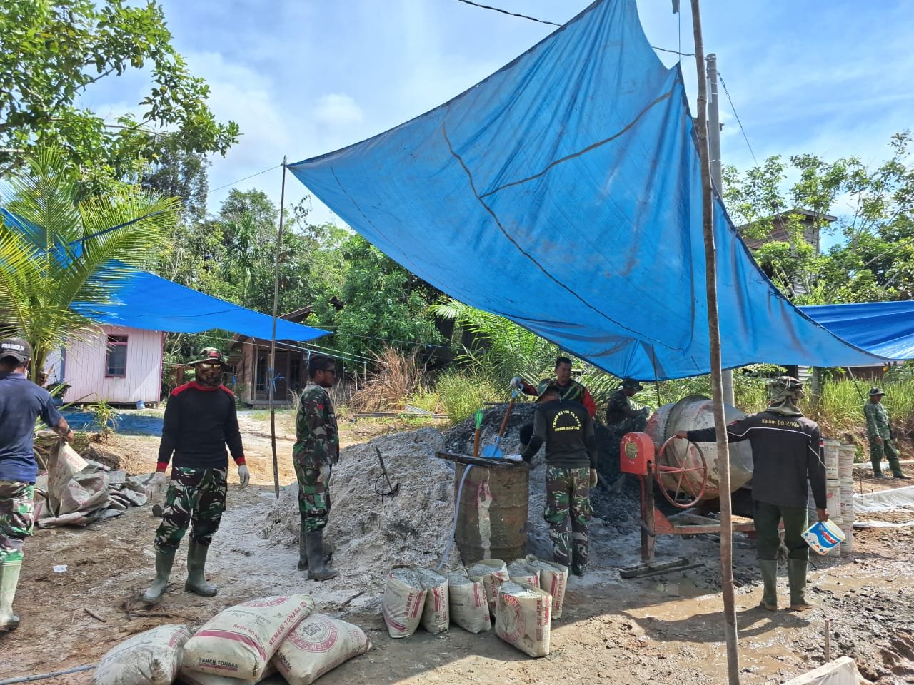 Warga Bantu Satgas Siapkan Bahan Untuk Terus Kebut Pekerjaan Semenisasi