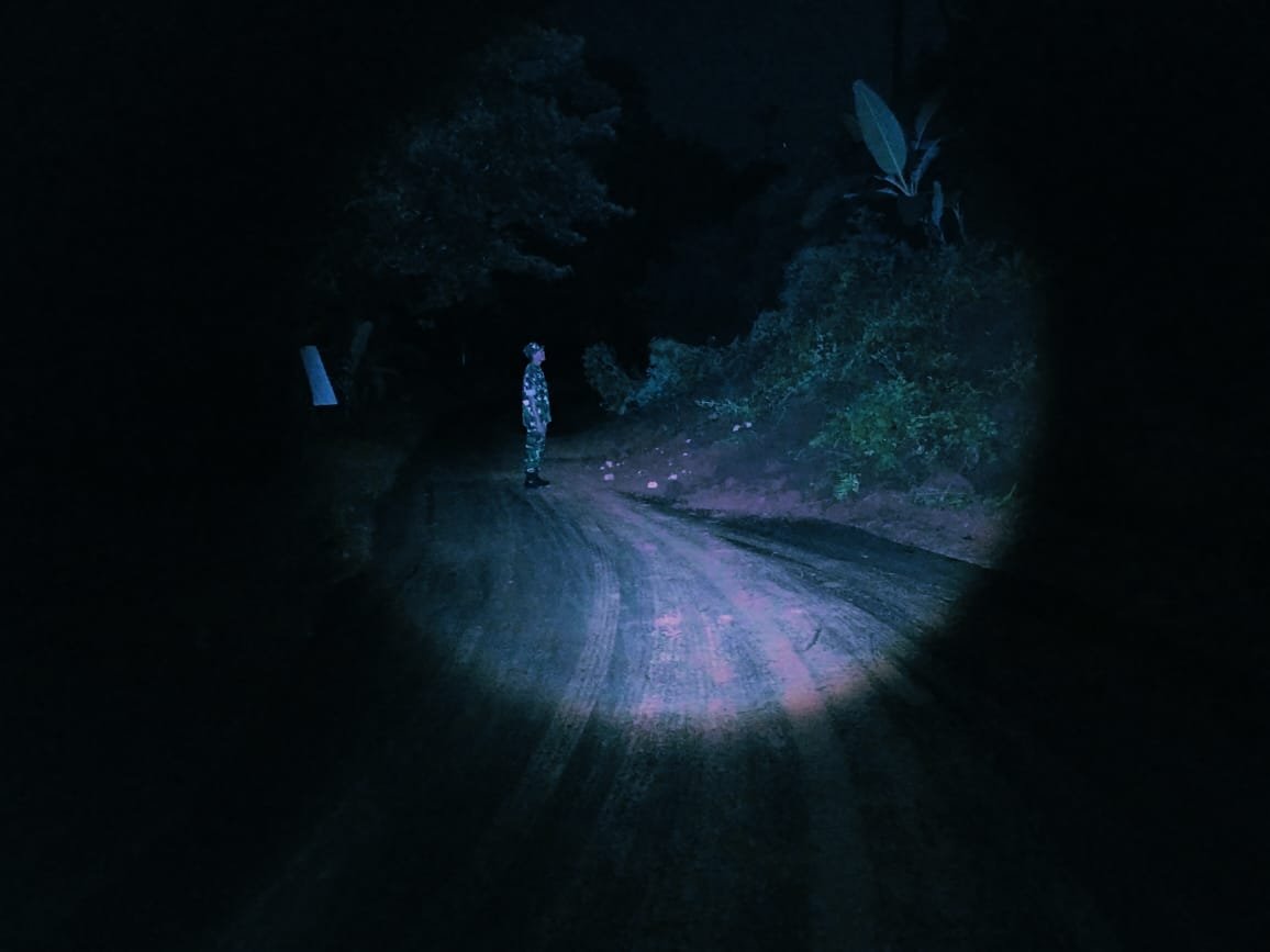 Longsor Tutup Akses Jalan, Babinsa Koramil 0815/16 Pacet Terjun Ke Lokasi